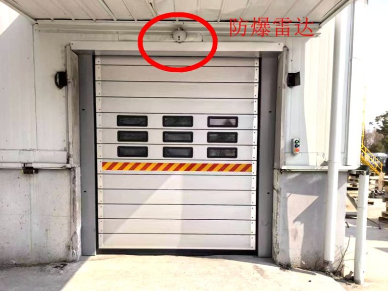硬质防爆快速卷帘门:解决化学生产环境中的高频率进出与压差问题缩略图 硬质防爆快速卷帘门:解决化学生产环境中的高频率进出与压差问题缩略图
