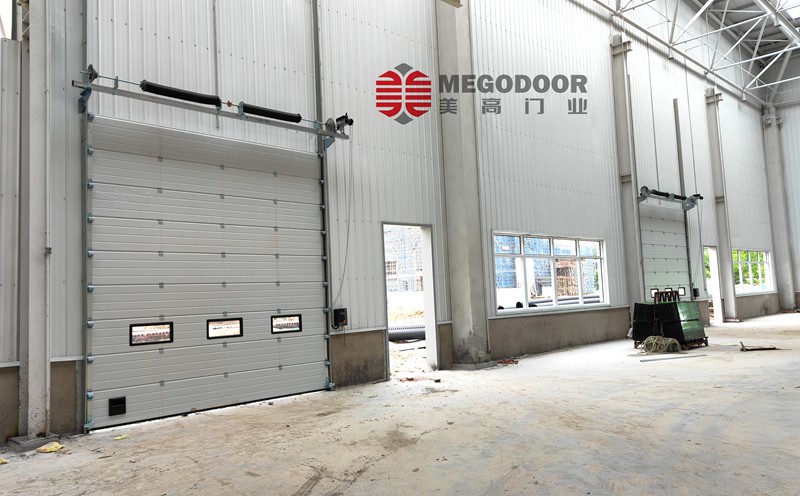 厂房用门选择指南：提升门与硬质快速卷帘门全面对比插图1